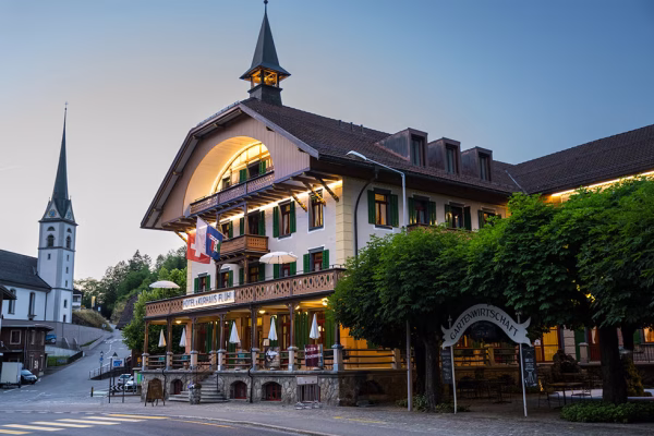 Kurhaus Flühli; Hotel Frontansicht Christoph Frutiger Abend