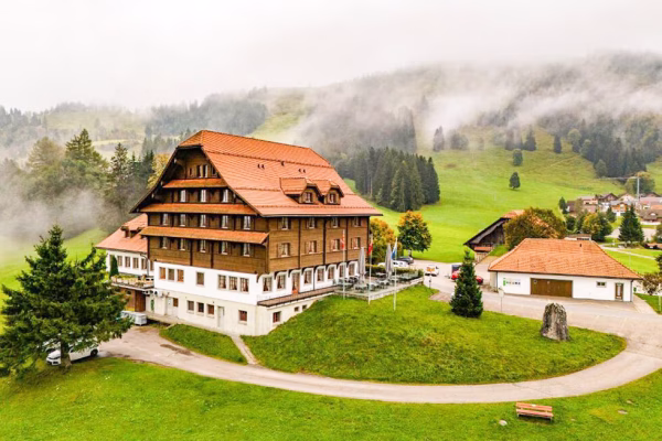 Kurhaus Heiligkreuz Gebäudeansicht